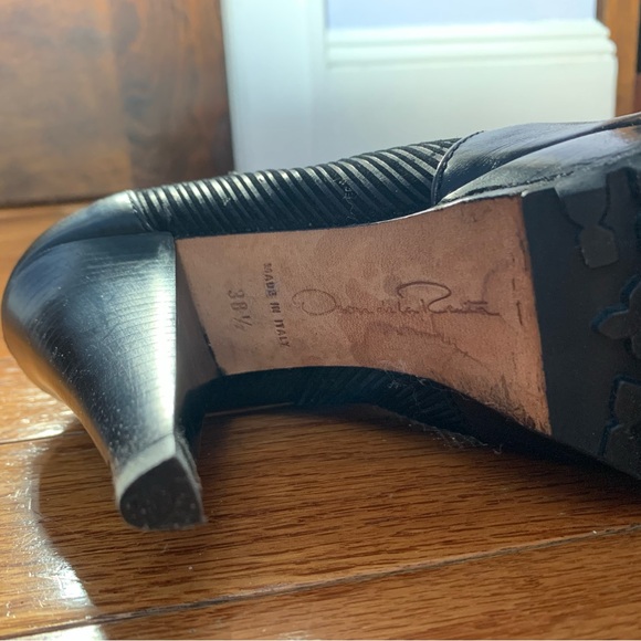 Black Oscar De La Renta Heeled Boots. Very comfortable barely worn. Size 38.5 - Picture 10 of 11